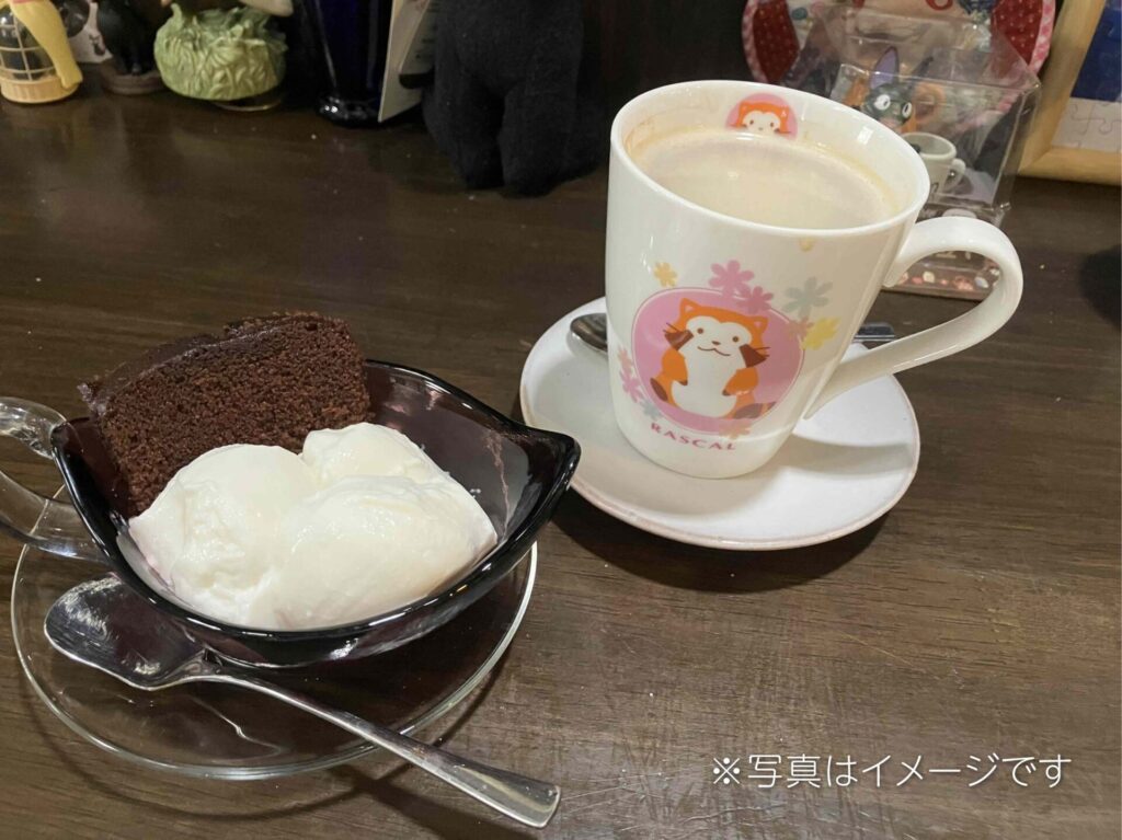 モトグリーンカフェのデザートセット。ケーキとアイス、そしてドリンク。