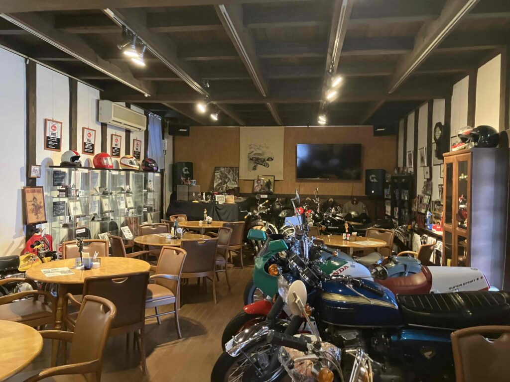 モトグリーンカフェの店内、何台もバイクが展示されている。