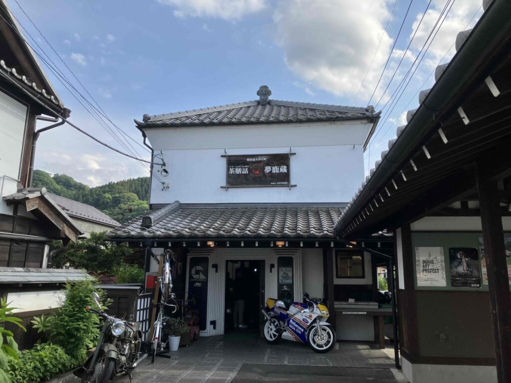 モトグリーンカフェの外観。銀行の蔵を改造したレトロな造り。